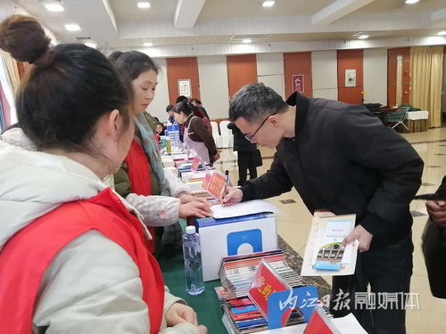 內(nèi)江市市中區(qū)圖書館首次亮相兩會(huì)現(xiàn)場(chǎng)，提供專業(yè)文獻(xiàn)信息咨詢服務(wù)